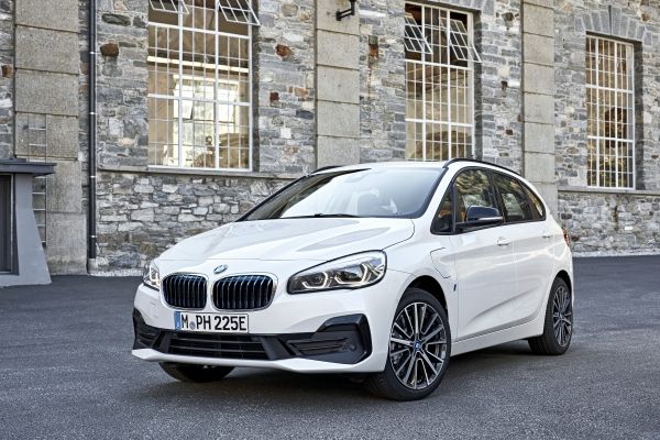 P90288876_lowRes_the-new-bmw-225xe-ip