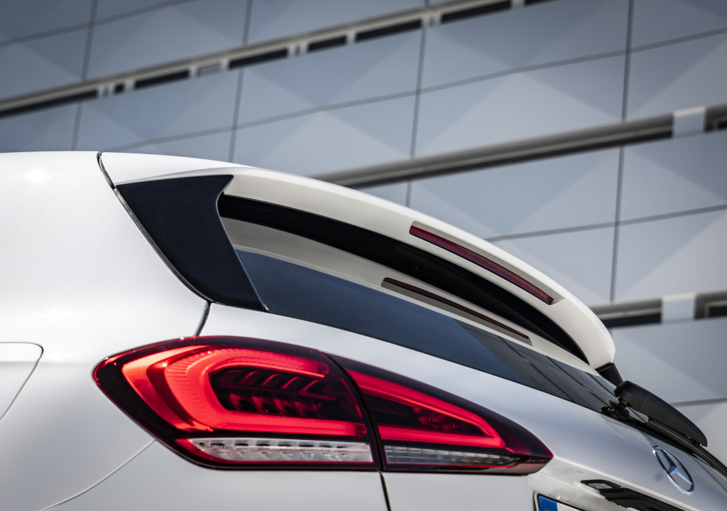 Mercedes-Benz A180 d AMG Line, digitalweiß / Leder zweifarbig classicrot/schwarz;Kraftstoffverbrauch kombiniert: 4,5-4,1 l/100 kmCO2-Emissionen kombiniert: 118-108 g/km* Mercedes-Benz A180 d AMG Line, digital white / Leather two-tone classic red/black;Fuel consumption combined: 4,5-4,1 l/100 kmcombined CO2 emissions: 118-108 g/km*