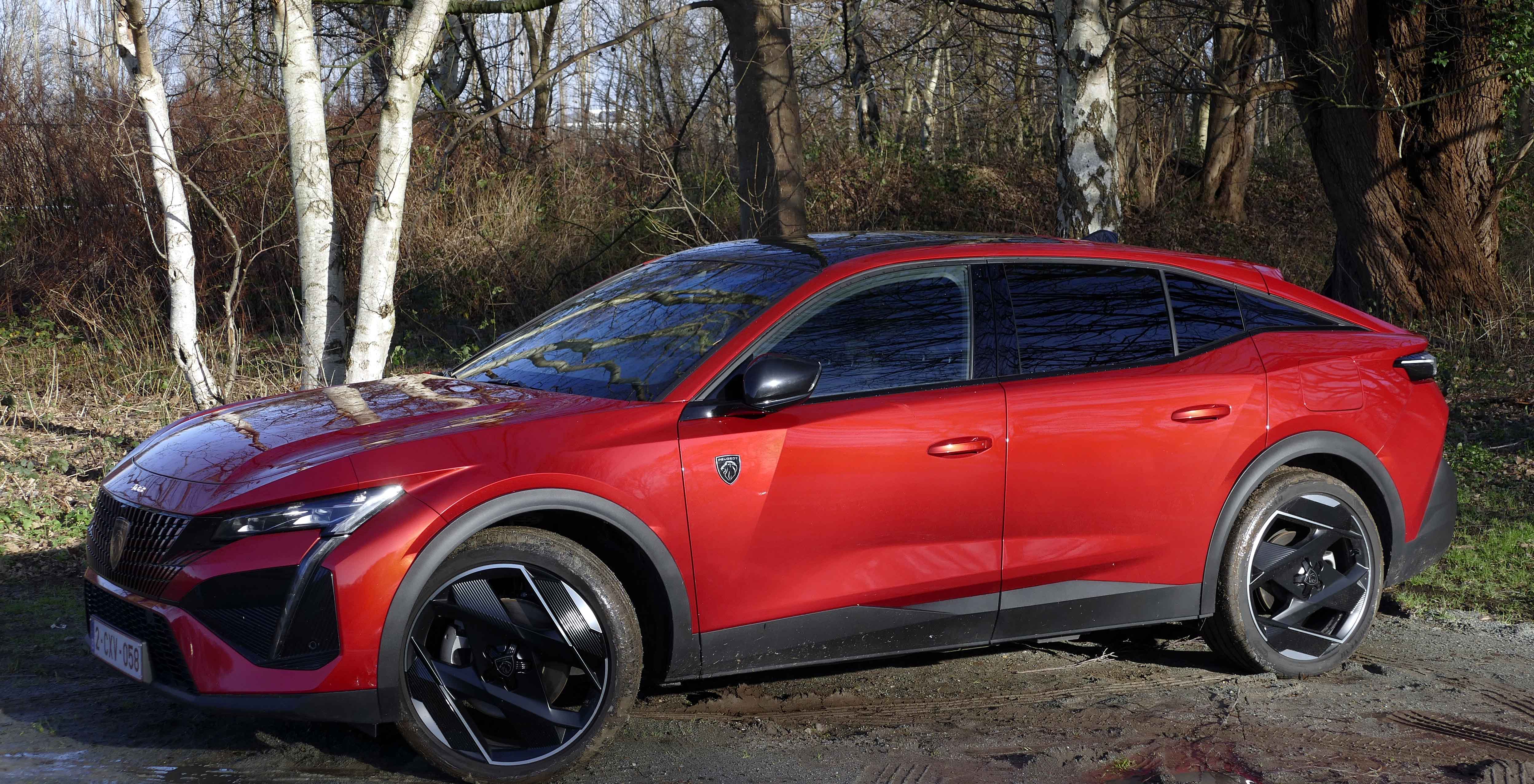 We drove the Peugeot 408 GT 225 HP hybrid : French style and